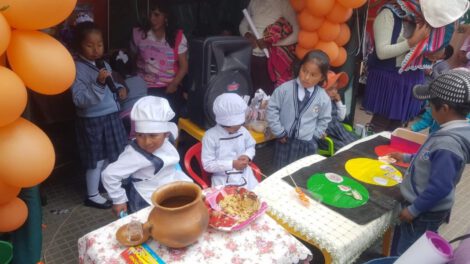 Estudiantes explican la importancia de una alimentación sana