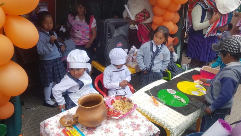 Estudiantes explican la importancia de una alimentación sana