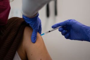 Una enfermera pone una vacuna contra el Covid-19