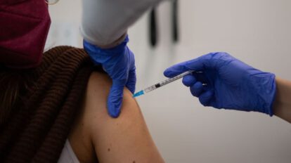 Una enfermera pone una vacuna contra el Covid-19