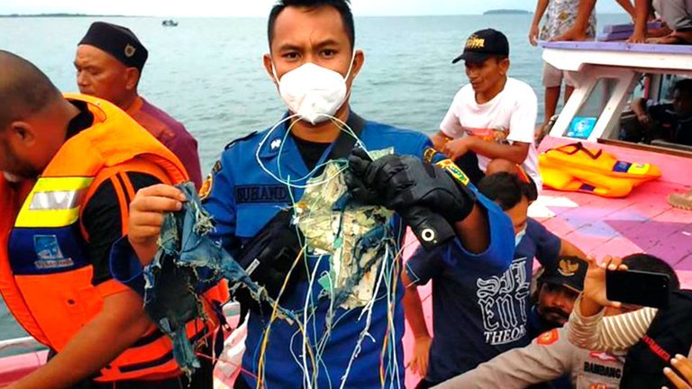 Desaparición avión Boeing 737 en Yakarta