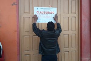 Clausuran chichería donde atendía una menor de edad