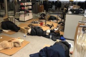 Nevada en España mantiene atrapadas a casi cien personas en un centro comercial de Madrid