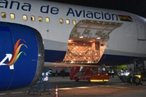 Llegada de las 650 mil pruebas de antígeno nasal al aeropuerto Viru Viru