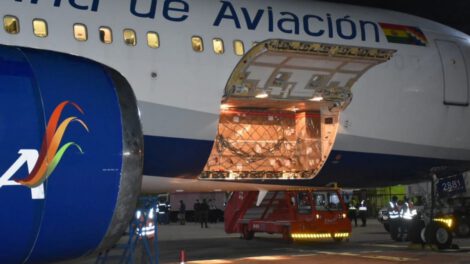 Llegada de las 650 mil pruebas de antígeno nasal al aeropuerto Viru Viru