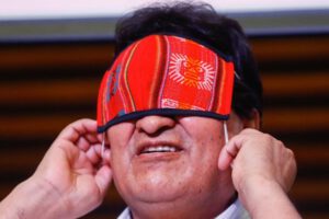 Evo Morales se pone la mascarilla tras una rueda de prensa en Buenos Aires