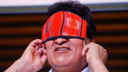 Evo Morales se pone la mascarilla tras una rueda de prensa en Buenos Aires