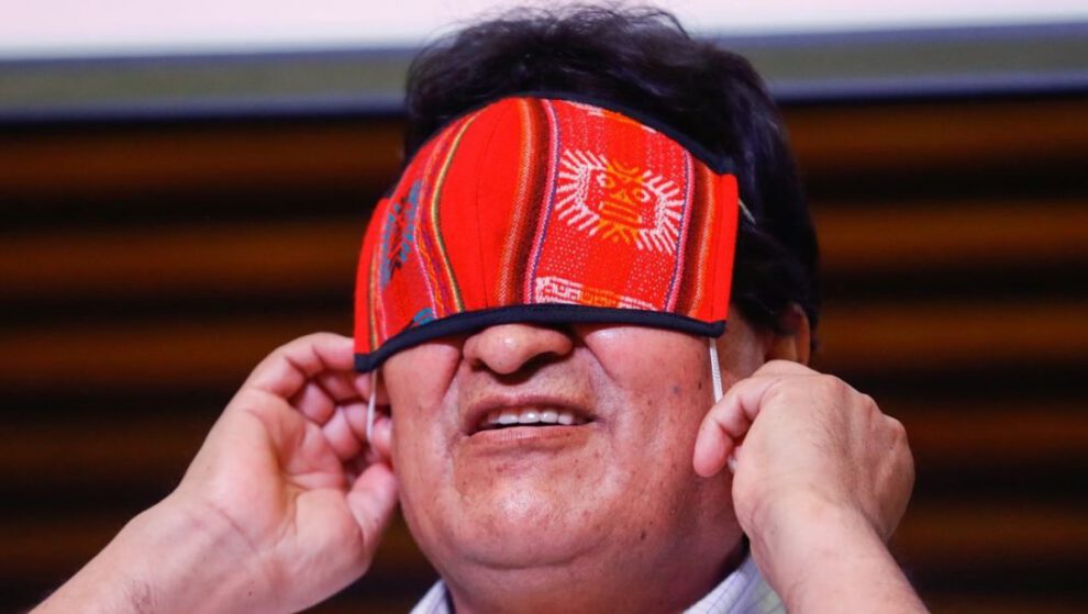 Evo Morales se pone la mascarilla tras una rueda de prensa en Buenos Aires