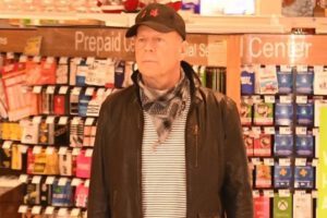 Bruce Willis farmacia barbijo
