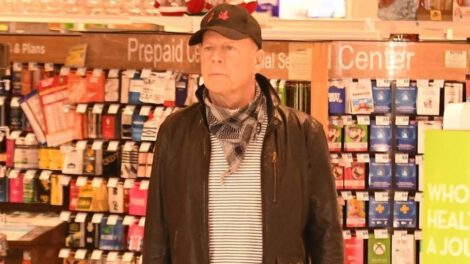 Bruce Willis farmacia barbijo