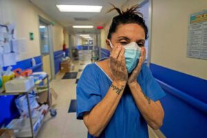 Uso de dos mascarillas para protegerse del Coronavirus