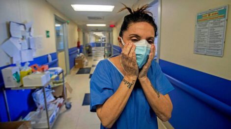 Uso de dos mascarillas para protegerse del Coronavirus
