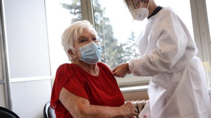 Personas de la tercera edad recibiendo la vacuna contra el Covid-19