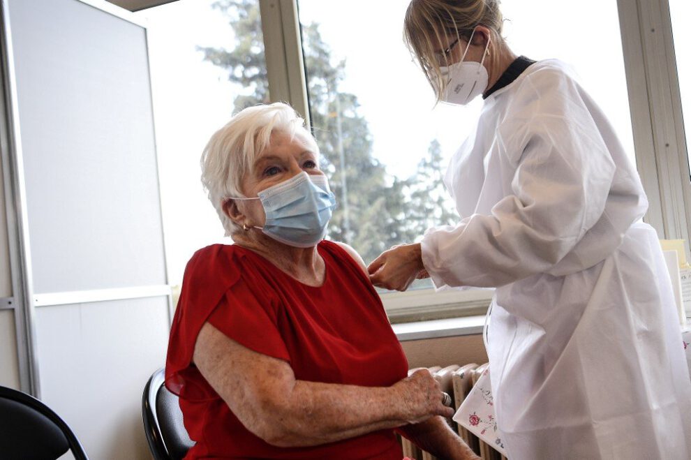 Personas de la tercera edad recibiendo la vacuna contra el Covid-19