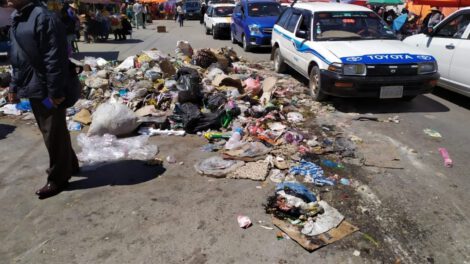 Mercado Kantuta inundado por la basura