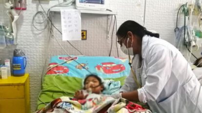 Un niño recibe atención médica por Covid-19