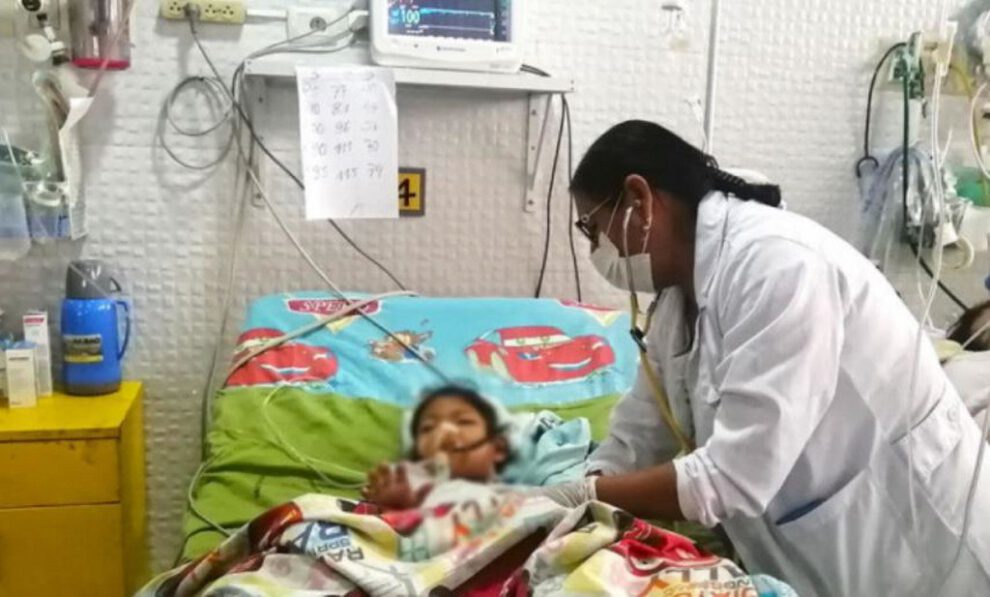 Un niño recibe atención médica por Covid-19