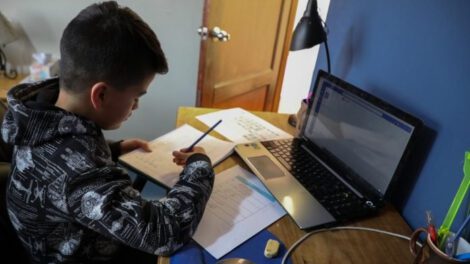 Un niño pasando clases virtuales durante el inicio del año escolar 2021