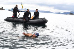Sargentos de la Armada Boliviana cruzaron a nado el estrecho de Tiquina