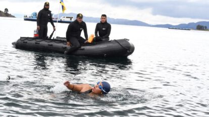 Sargentos de la Armada Boliviana cruzaron a nado el estrecho de Tiquina