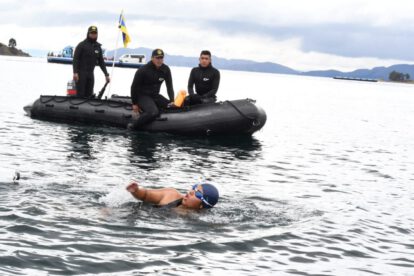 Sargentos de la Armada Boliviana cruzaron a nado el estrecho de Tiquina