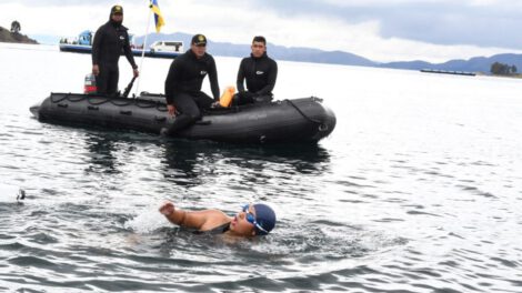 Sargentos de la Armada Boliviana cruzaron a nado el estrecho de Tiquina