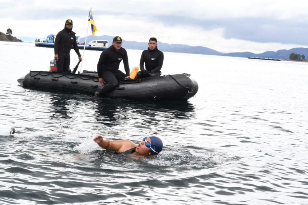 Sargentos de la Armada Boliviana cruzaron a nado el estrecho de Tiquina