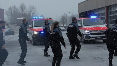 Policía Suiza combate la pandemia con alegría