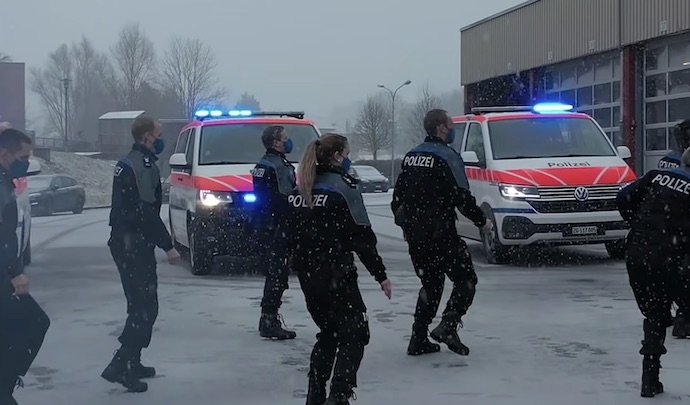 Policía Suiza combate la pandemia con alegría