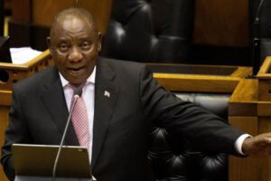 Cyril Ramaphosa denuncia acaparamiento de vacunas en Davos