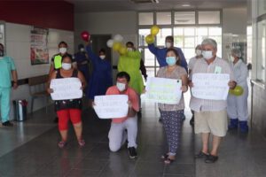 Pacientes recuperados de Covid-19 son despedidos con globos y aplausos