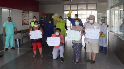 Pacientes recuperados de Covid-19 son despedidos con globos y aplausos