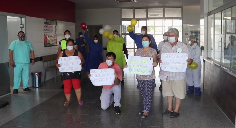 Pacientes recuperados de Covid-19 son despedidos con globos y aplausos