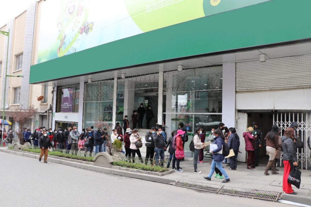Covid-19 en Bolivia: más de dos mil casos diarios reportados