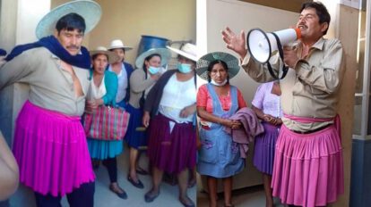 Concejal Félix Padilla atado a un pilar en Cochabamba
