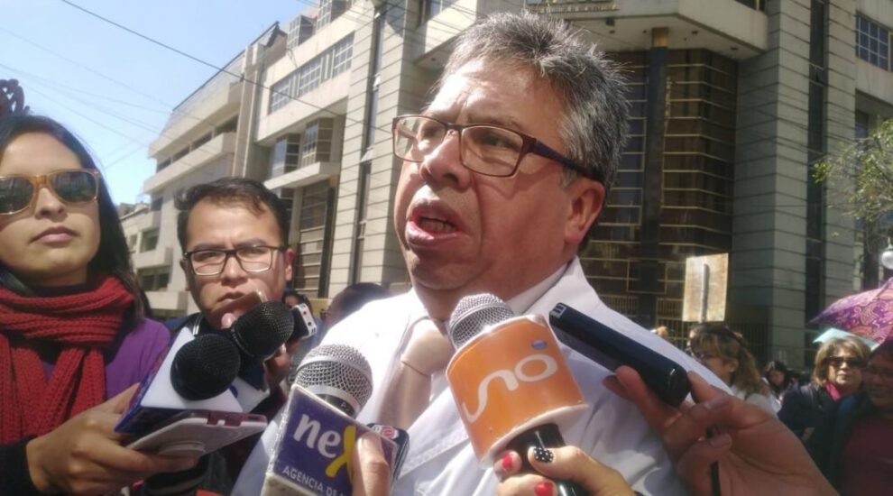 Médicos rechazan proyecto de ley que permite contratar galenos extranjeros