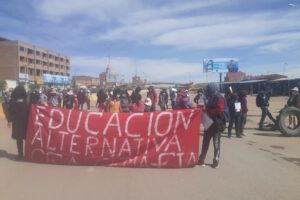 Marcha de estudiantes de educación especial y alternativa en Oruro exigiendo el bono contra el hambre