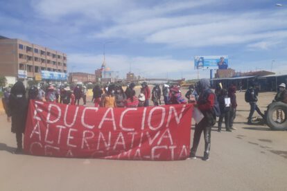 Marcha de estudiantes de educación especial y alternativa en Oruro exigiendo el bono contra el hambre