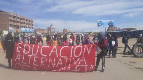 Marcha de estudiantes de educación especial y alternativa en Oruro exigiendo el bono contra el hambre