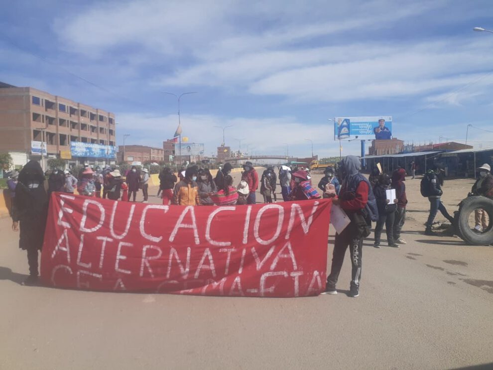 Marcha de estudiantes de educación especial y alternativa en Oruro exigiendo el bono contra el hambre