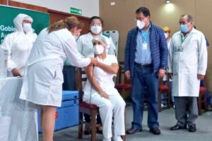 La enfermera Sandra Ríos Villlarte recibiendo la vacuna Sputnik-V