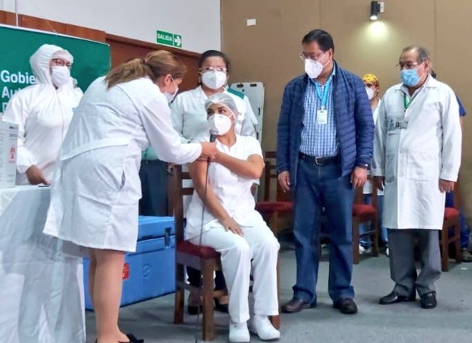 La enfermera Sandra Ríos Villlarte recibiendo la vacuna Sputnik-V