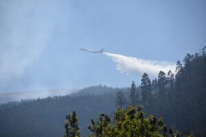 Supertanker Tunari operando para sofocar incendio