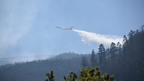 Supertanker Tunari operando para sofocar incendio
