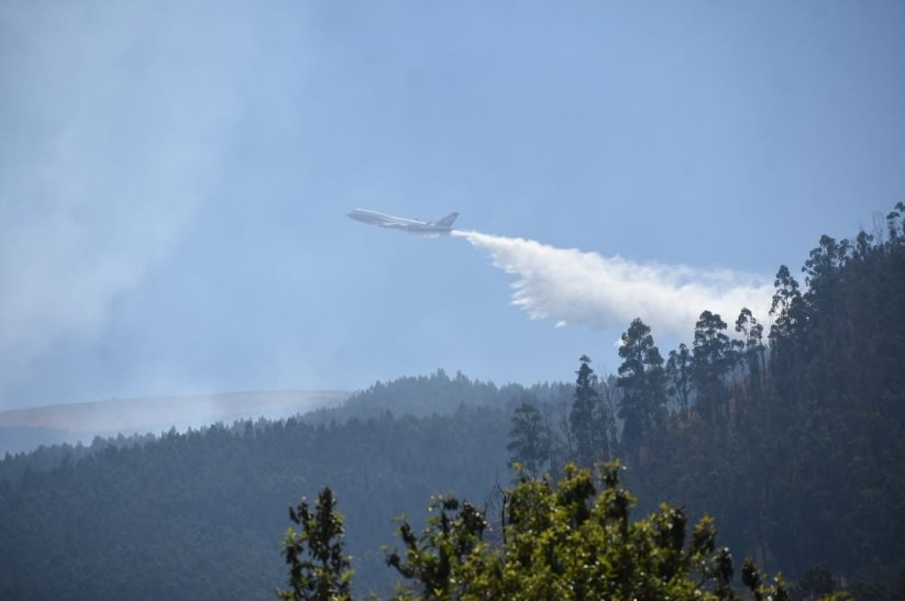 Supertanker Tunari operando para sofocar incendio