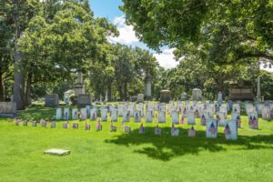 Cementerio Rose Hills refrigerando cuerpos por falta de espacio