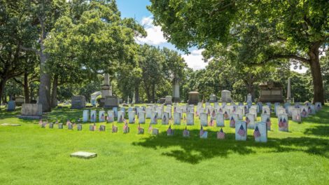 Cementerio Rose Hills refrigerando cuerpos por falta de espacio