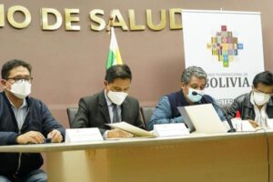 Firma del convenio sobre la Ley de Emergencia Sanitaria entre el Ministerio de Salud y el Colegio Médico de Bolivia