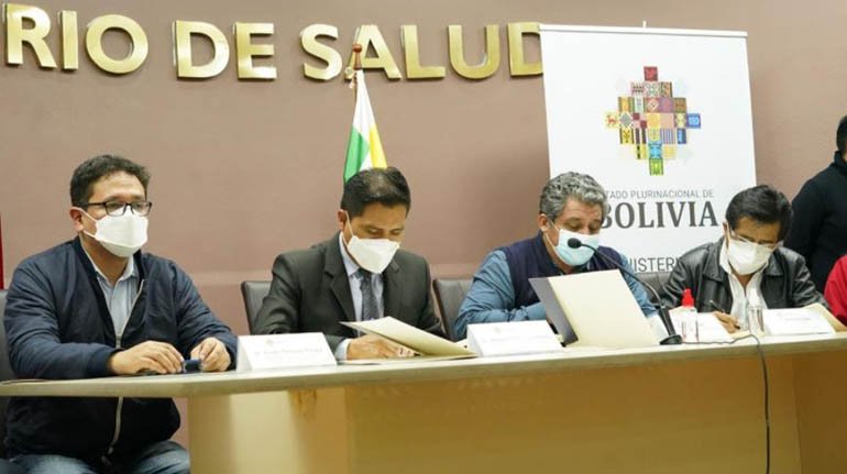Firma del convenio sobre la Ley de Emergencia Sanitaria entre el Ministerio de Salud y el Colegio Médico de Bolivia