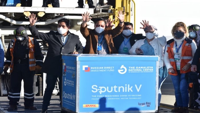 Vacunas Sputnik-V recibidas por el presidente Luis Arce en Bolivia